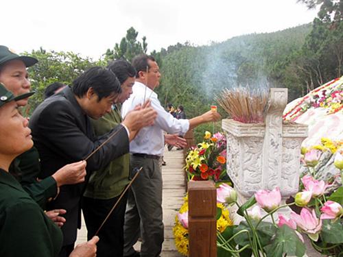 Thắp hương tại mộ Đại tướng Võ Nguyên Giáp