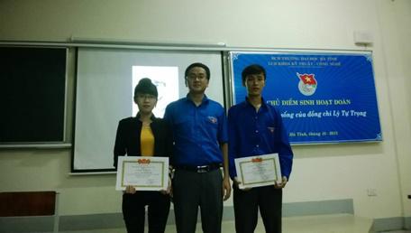 Hai sinh viên của Khoa KT-CN được nhận giấy khen