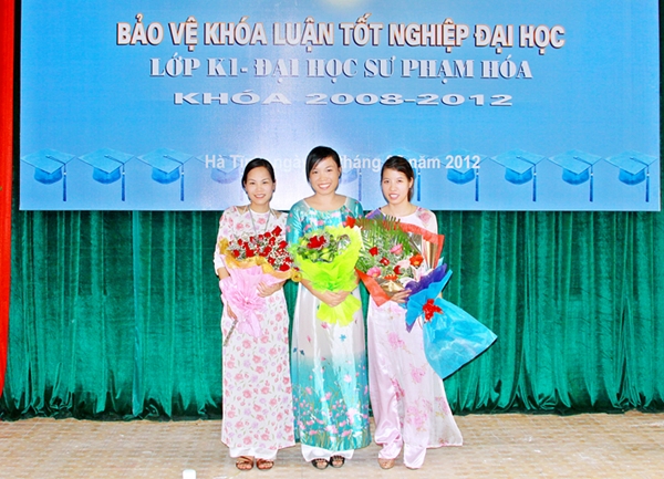 Các sinh viên Hồ Thị Kiều, Nguyễn Thị Tuyết, Nguyễn Thị Cẩm Vân trong buổi bảo vệ khóa luận tốt nghiệp Đại học