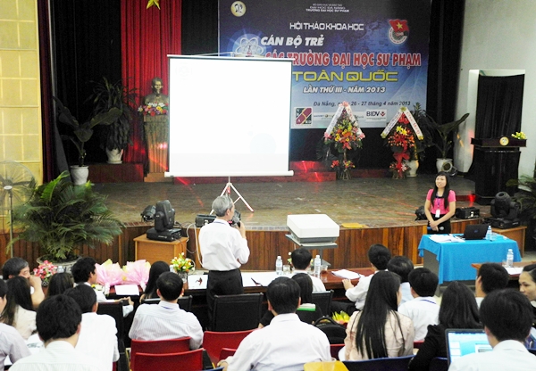 Sinh viên Nguyễn thị Cẩm Vân báo cáo đề tài tại Hội nghị các nhà khoa học trẻ toàn quốc năm 2013