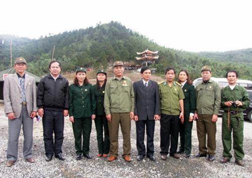 Đoàn CCB tại Vũng Chùa, nơi yên nghỉ của Đại tướng Võ Nguyên Giáp