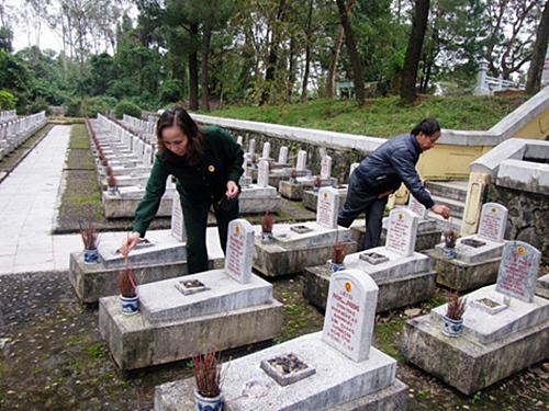 Thắp hương cho các liệt sĩ quê Hà Tĩnh tại nghĩa trang Trường Sơn