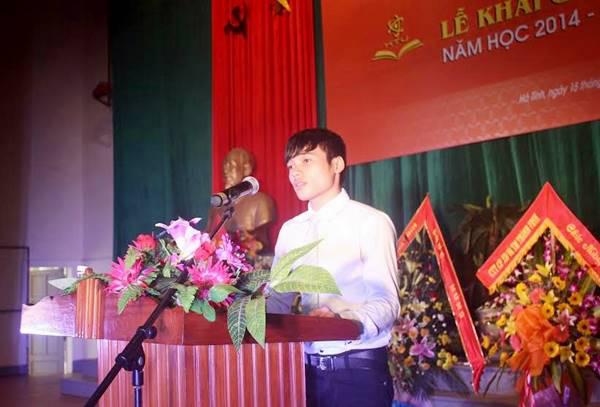 Sinh viễn Nguyễn Sĩ Đạt phát biểu cảm tưởng trong ngày khai giảng năm học mới