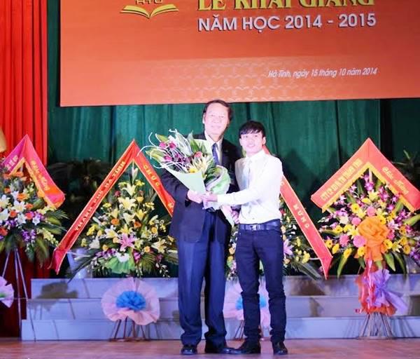 Sinh viên Nguyễn Sĩ Đạt tặng hoa cho thầy Hiệu trưởng và thầy Hiệu trưởng tặng quà cho thủ khoa trong lễ khai giảng năm học mới