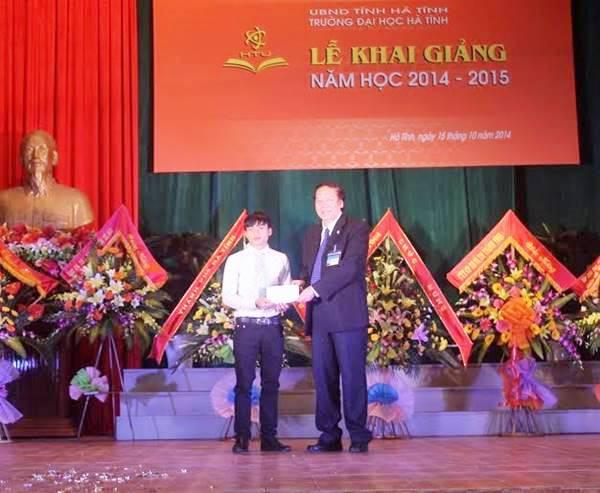Sinh viên Nguyễn Sĩ Đạt tặng hoa cho thầy Hiệu trưởng và thầy Hiệu trưởng tặng quà cho thủ khoa trong lễ khai giảng năm học mới